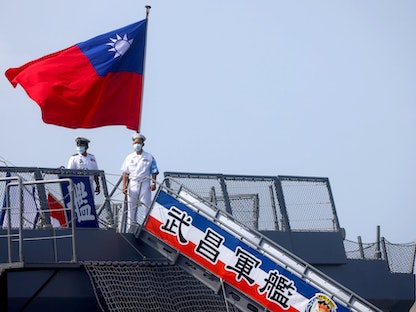 جنديان من البحرية يقفان بجوار العلم التايواني، 9 أكتوبر 2021 - REUTERS