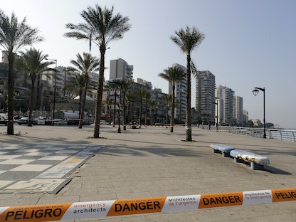 الرصيف الساحلي المزدحم عادةً في بيروت مهجور بسبب الإغلاق العام لمكافحة تفشي كورونا، 7 يناير 2021. -  - AFP