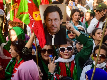 أنصار رئيس الوزراء الباكستاني السابق عمران خان يتجمعون في احتجاج بعد يوم واحد من محاولة اغتيال خان، كراتشي، 4 نوفمبر 2022. - AFP