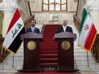 رئيس البرلمان العراقي، محمد الحلبوسي، في مؤتمر صحفي مشترك مع نظيره الإيراني محمد باقر قاليباف في طهران. 27 أبريل 2022. - twitter/@mediaofspeaker