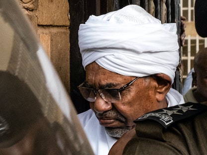 الرئيس السوداني المعزول عمر البشير أثناء عودته إلى السجن بعد مثوله أمام النيابة بتهم الفساد في الخرطوم السودان، 16 يونيو 2019 - AFP