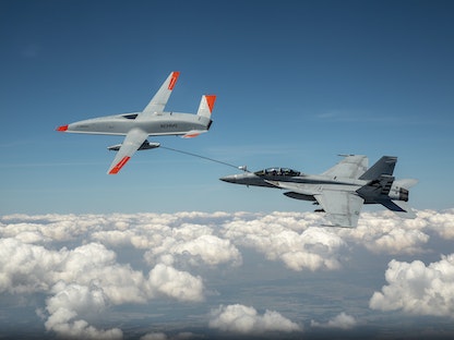 طائرة بلا طيار من طراز Boeing MQ-25 T1 Stingray تزود F / A-18 Super Hornet بالوقود بالقرب من مطار أميركا الوسطى في ماسكوتا ـ إلينوي - U.S. Navy