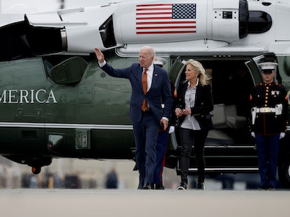 الرئيس الأميركي جو بايدن رفقة السيدة الأولى جيل بقاعدة دوفر الجوية في ديلاوير - REUTERS