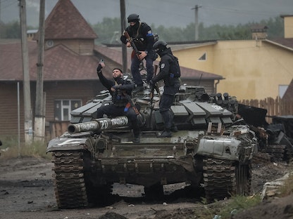قوات أوكرانية في مدينة إزيوم شرقي البلاد، بعد استعادة السيطرة على المدينة- 13 سبتمبر 2022 - REUTERS