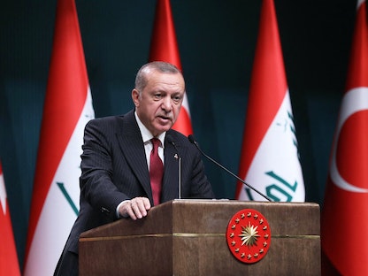 الرئيس التركي رجب طيب أردوغان خلال مؤتمر صحافي مع رئيس الوزراء العراقي السابق حيدر العبادي في أنقرة- 14 أغسطس 2018 - AFP