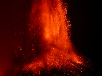 الحمم تتطاير من بركان جبل إتنا في جزيرة صقلية بإيطاليا - REUTERS