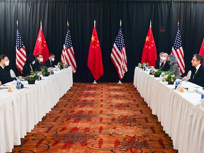 جانب من الجلسة الافتتاحية للمباحثات الصينية الأميركية بألاسكا في الولايات المتحدة- 18 مارس 2021 - REUTERS