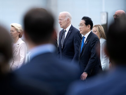 الرئيس الأميركي جو بايدن رفقة رئيس الوزراء الياباني فوميو كيشيدا بزيارة لحديقة السلام كجزء من قمة قادة مجموعة السبع في هيروشيما. 19 مايو 2023  - via REUTERS