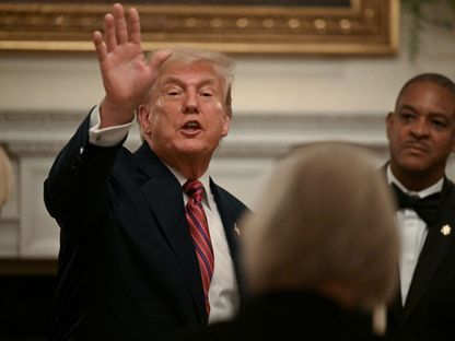 الرئيس الأميركي دونالد ترمب يحضر مأدبة عشاء مع أعضاء مجلس الشيوخ الجمهوريين، في قاعة الطعام الرسمية بالبيت الأبيض، في العاصمة واشنطن، 18 يوليو 2025 - REUTERS