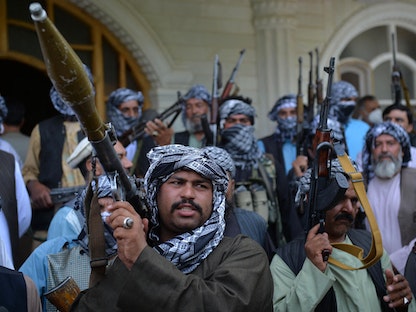مسلحون موالون للحكومة الأفغانية - 8 يوليو 2021 - AFP