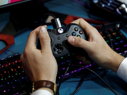 شخص يستخدم جهاز تحكم لـ"Xbox One" خلال أسبوع باريس لألعاب الفيديو، 29 أكتوبر 2019. - REUTERS
