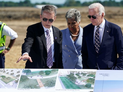 الرئيس الأميركي جو بايدن يطلع على مخطط شركة "إنتل" لإنشاء مبنى جديد مخصص لإنتاج الرقائق، أوهايو، 9 سبتمبر 2022. - REUTERS