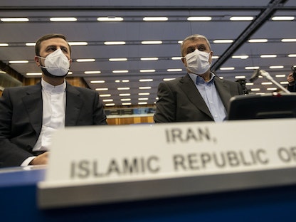 رئيس وكالة الطاقة الذرية الإيرانية محمد إسلامي (يمين)، ومحافظ إيران لدى الوكالة الدولية للطاقة الذرية كاظم غريب عبادي خلال المؤتمر العام للوكالة الدولية للطاقة الذرية - فيينا - 20 سبتمبر 2021 - AFP