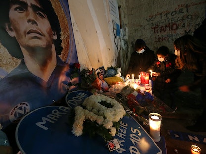 جماهير نابولي تشعل الشموع حداداً على وفاة مارادونا - AFP