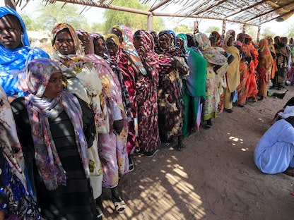 مجموعة من النازحات تنتظرن مساعدات غذائية في مخيم جنوب دارفور، السودان- 1 فبراير 2021 - AFP
