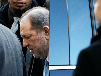 المنتج السينمائي السابق هارفي واينستين يصل إلى محكمة نيويورك الجنائية قبل اليوم الخامس من مداولات هيئة المحلفين لمحاكمته المتعلقة بالاعتداء الجنسي في حي مانهاتن بمدينة نيويورك- 24 فبراير 2020  - REUTERS