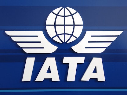 شعار الاتحاد الدولي للنقل الجوي (IATA) في معرض للطيران بشمال فرنسا - AFP