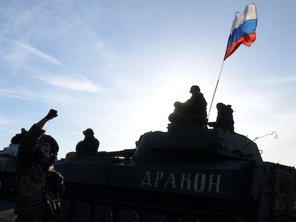 علم روسيا يرفرف فوق إحدى الدبابات على الحدود مع أوكرانيا. 25 فبراير 2015 - AFP