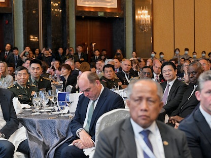 وزير الدفاع الأميركي لويد أوستن يجلس على طاولة واحدة بجوار نظيره الصيني لي شانجفو على هامش حوار "شانجريلا" الأمني في سنغافورة. 2 يونيو 2023 - REUTERS