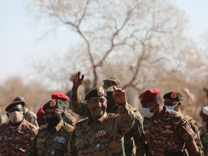 رئيس مجلس السيادة السوداني الفريق أول عبدالفتاح البرهان لدى زيارته القوات المنتشرة على الحدود مع إثيوبيا - 13 يناير 2021 - وكالة الأنباء السودانية "سونا"