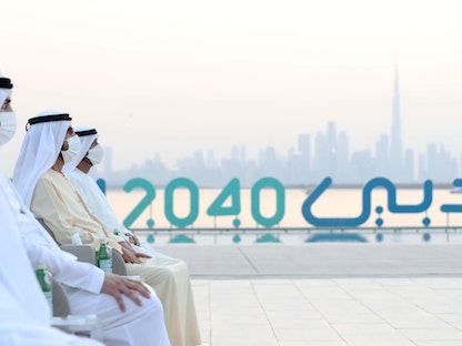 حاكم دبي، الشيخ محمد بن راشد آل مكتوم (وسط) خلال اعتماد المخطط الحضري للإمارة حتى عام 2040 - Twitter/@HHShkMohd