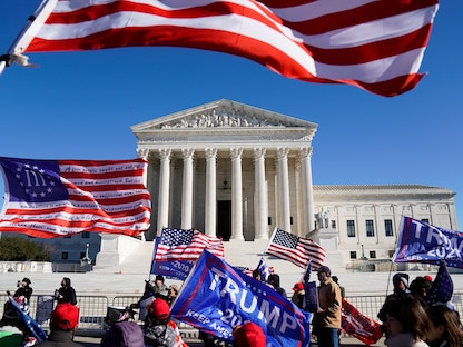 متظاهرون أمام مقر المحكمة العليا في واشنطن دعماً للرئيس الأميركي دونالد ترمب - 8 ديسمبر 2020 - REUTERS