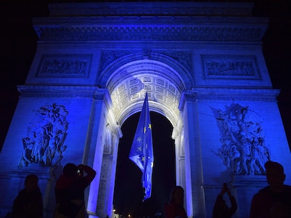 العلم الأوروبي تحت قوس النصر في باريس بمناسبة تسلّم فرنسا الرئاسة الدورية للاتحاد الأوروبي - 1 يناير 2022 - AFP