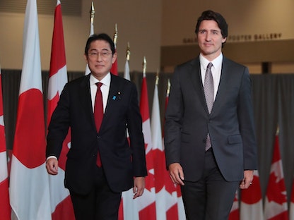 رئيس الوزراء الياباني فوميو كيشيدا خلال لقائه نظيره الكندي جاستن ترودو في أوتاوا - Bloomberg