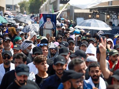 أنصار مقتدى الصدر يتجمعون خارج البرلمان في المنطقة الخضراء بالعاصمة العراقية بغداد- 5 أغسطس 2022 - AFP