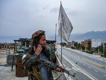 مسلح تابع لحركة طالبان يعتلي سطح جامعة لغمان الأفغانية - 2فبراير 2022 - AFP