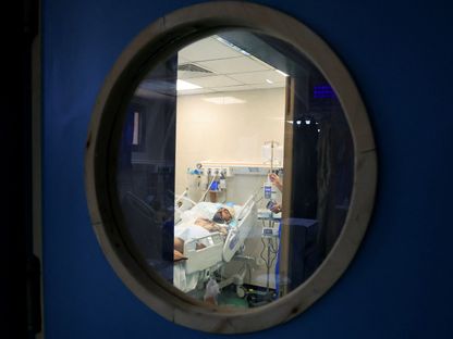 الطبيب حمدي النجار يرقد في المستشفى بعدما فقد 9 من أبنائه  في غارة إسرائيليةعلى خان يونس بجنوب قطاع غزة. 25 مايو 2025 - Reuters