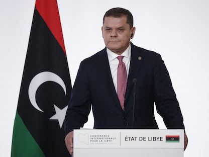 رئيس الوزراء الليبي عبد الحميد دبيبة بمؤتمر صحافي في ختام المؤتمر الدولي حول ليبيا. باريس في 12 نوفمبر 2021. - AFP