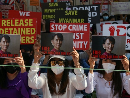 متظاهرات أمام السفارة الصينية في ميانمار يرفعن لافتات تطالب بالإفراج عن الزعيمة المدنية أونغ سان سو تشي، 13 فبراير 2021 - AFP