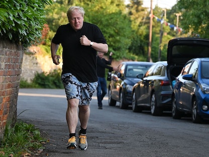 رئيس الوزراء البريطاني السابق بوريس جونسون يعود إلى منزله بعد جولة جرى في أوكسفوردشاير جنوب  بريطانيا. 14 يونيو 2023 - AFP