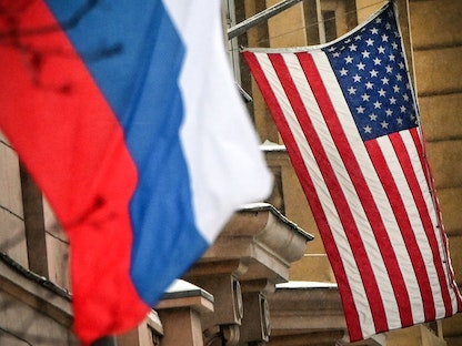العلمان الروسي والأميركي بجوار مبنى السفارة الأميركية في موسكو - 7 ديسمبر 2021 - AFP