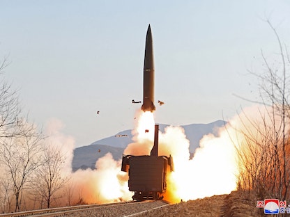 إطلاق صاروخ من قطار أثناء تدرييات في مكان غير معروف بكوريا الشمالية في 14 يناير 2022. - via REUTERS
