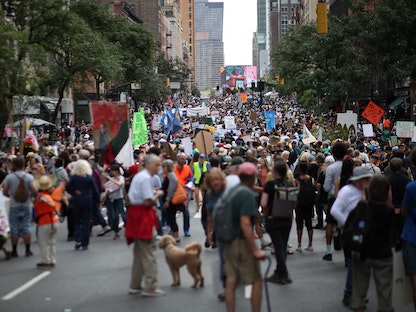 آلاف المحتجين في "أسبوع المناخ" بشوارع مانهاتن في نيويورك بالولايات المتحدة. 17 سبتمبر 2023 - AFP