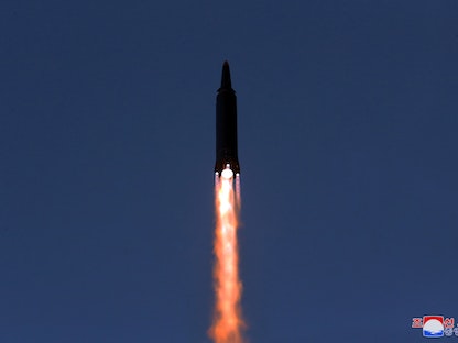 صاروخ فرط صوتي أطلقته كوريا الشمالية وفق صور نشرتها صحف رسمية - REUTERS