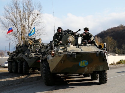 جنود حفظ السلام الروس يقودون مدرعات عسكرية في منطقة ناغورنو قره باغ - REUTERS