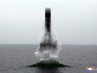 صورة غير مؤرخة نشرتها وكالة الأنباء المركزية في كوريا الشمالية في الثاني من أكتوبر 2019 تُظهر إطلاق صاروخ باليستي من غواصة (SLBM) - REUTERS