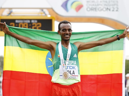 العداء الإثيوبي تاميرات تولا يحتفل بعد تتويجه بذهبية ماراثون الرجال في بطولة العالم لألعاب القوى - 17 يوليو 2022 - AFP