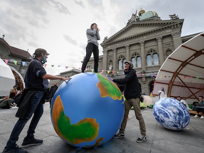 نشطاء قضية المناخ يحتجون أمام مبنى البرلمان السويسري - 21 سبتمبر 2020 - AFP