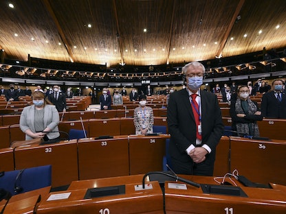 أعضاء الجمعية البرلمانية لمجلس أوروبا يقفون دقيقة صمت حداداً على ضحايا الغزو الروسي لأوكرانيا في مقر المجلس بستراسبورج، فرنسا- 14 مارس 2022 - AFP