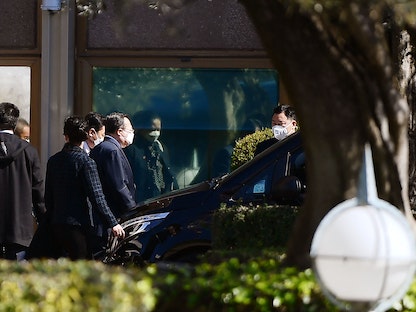 أعضاء وفد صيني يغادرون الفندق بعد لقاء مستشار الأمن القومي الأميركي جايك سوليفان في روما، إيطاليا- 14 مارس 2022 - AFP