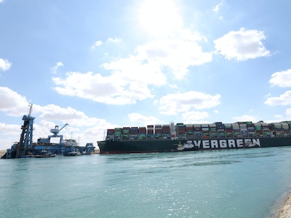 سفينة الحاويات "إيفر غيفن" إحدى أكبر سفن الحاويات في العالم أثناء جنوحها في قناة السويس - REUTERS