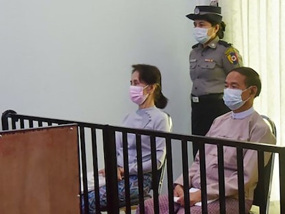 الزعيمة المدنية لميانمار أونغ سان سو تشي والرئيس وين مينت أثناء مثولهما أمام محكمة في نايبيداو -  24 مايو 2021 - AFP