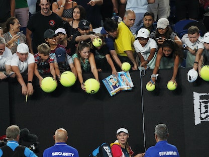 عدد من المشجعين يحاولون الحصول على توقيع اللاعبة كارولين فوزنياكي في بطولة أستراليا المفتوحة للتنس عام 2019  - REUTERS