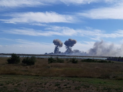 دخان يتصاعد عقب انفجار ذخيرة قرب قاعدة جوية روسية في نوفوفيودوروفكا بشبة جزيرة القرم - 9 أغسطس 2022 - via REUTERS