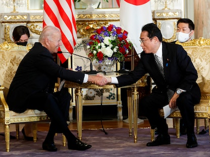  رئيس وزراء اليابان فوميو كيشيدا يستقبل الرئيس الأميركي جو بايدن في قصر أكاساكا بطوكيو- 23 مايو 2022 - REUTERS