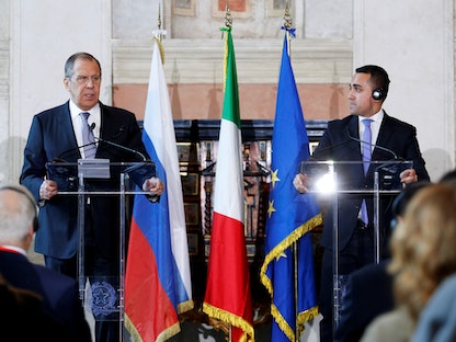 وزير الخارجية الروسي سيرغي لافروف ووزير الخارجية الإيطالي لويجي دي مايو خلال مؤتمر صحافي في العاصمة الإيطالية روما - 6 ديسمبر 2019 - REUTERS